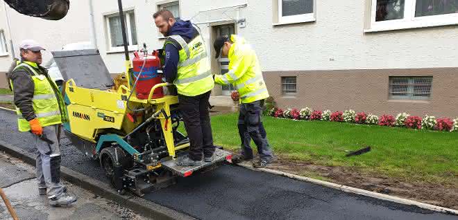 Straßenbau: Mini-Fertiger: Asphalteinbau auf schmalen Wegen