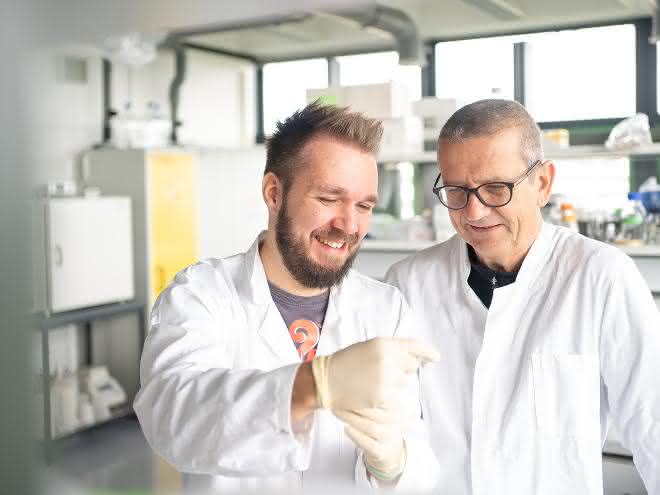 Dennis Eickelbeck (links) und Stefan Herzlitze untersuchen lichtaktivierbare Proteine. Zwei Forscher im Labor