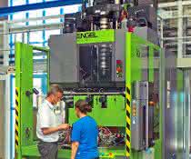 Blick in die Produktion mit der neuen Vertikal-Spritzgießmaschine mit Rundteller. Blick in die Produktion mit der neuen Vertikal-Spritzgießmaschine mit Rundteller.