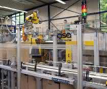 Die Produktionszelle umfasst vollelektrische Spritzgießmaschine, 6-Achs-Roboter, Prüftechnik mit Bildverarbeitung, Etikettierung und weitere Fördertechnik. Die Produktionszelle umfasst vollelektrische Spritzgießmaschine, 6-Achs-Roboter, Prüftechnik mit Bildverarbeitung, Etikettierung und weitere Fördertechnik.