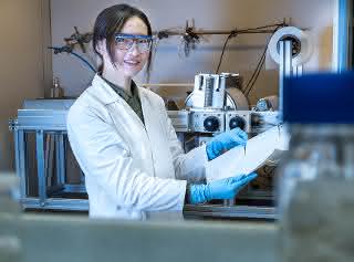 Zhenzhen Zhang präsentiert die Herstellung der Membran mit der institutseigenen Membranziehmaschine Zhenzhen Zhang im Labor