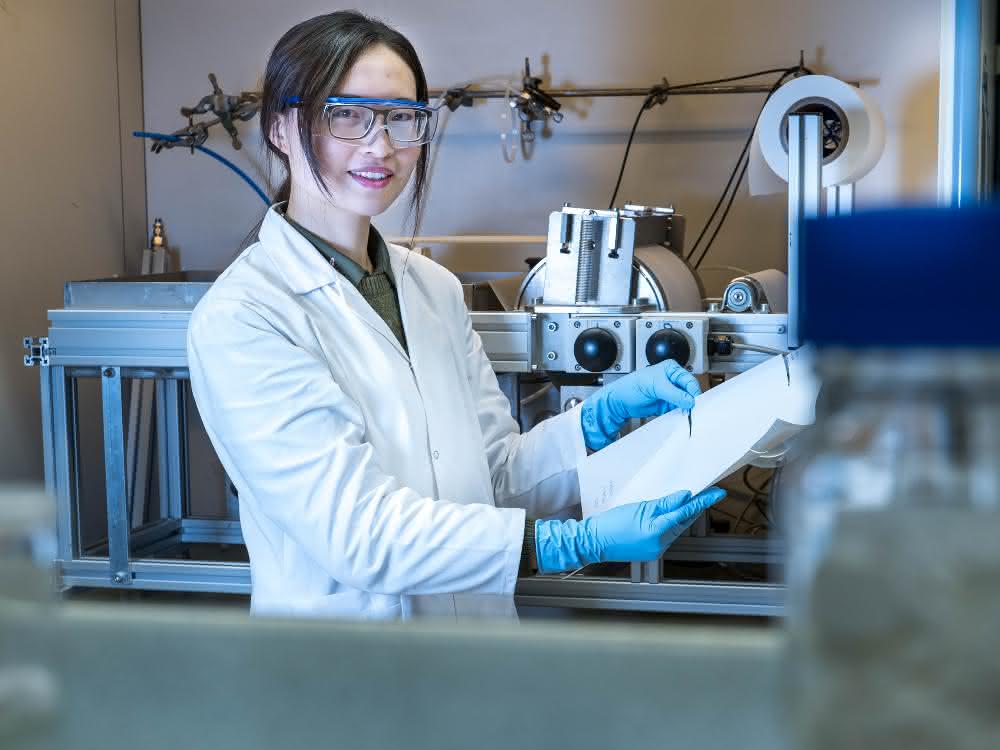 Zhenzhen Zhang im Labor