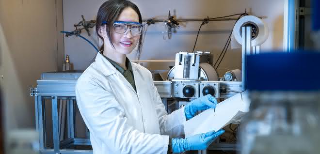 Zhenzhen Zhang präsentiert die Herstellung der Membran mit der institutseigenen Membranziehmaschine Zhenzhen Zhang im Labor
