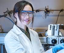 Zhenzhen Zhang präsentiert die Herstellung der Membran mit der institutseigenen Membranziehmaschine Zhenzhen Zhang im Labor