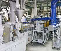 Zwei Seitendosierungen am Doppelschneckenextruder. Ein Plastex Entgasungssystem sorgt für eine Volumenreduzierung bei der Füllstoffzufuhr. Zwei Seitendosierungen am Doppelschneckenextruder. Ein Plastex Entgasungssystem sorgt für eine Volumenreduzierung bei der Füllstoffzufuhr.