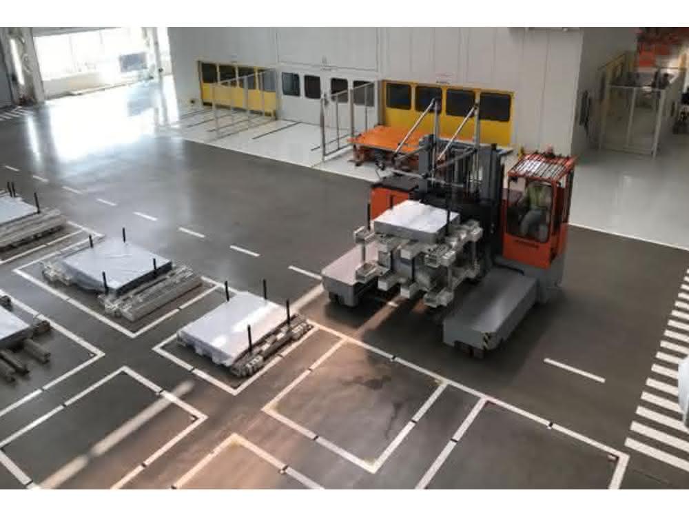 Forklift with short fork carriage