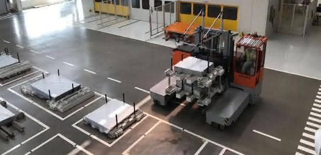 Forklift with short fork carriage
