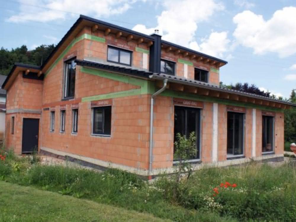 Ziegel und Holz ­kombiniert