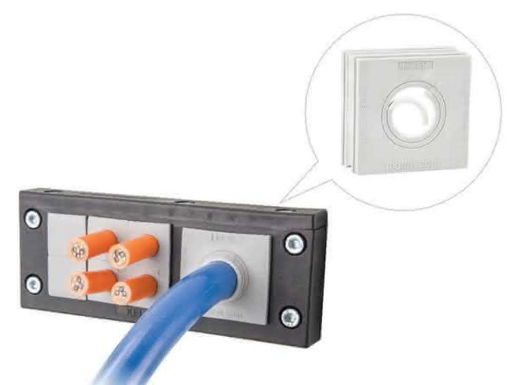 Cable grommet with stepped sealing rings