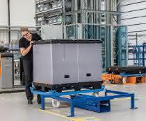 Loading and unloading of floor rollers: Docking station holds trolley in place