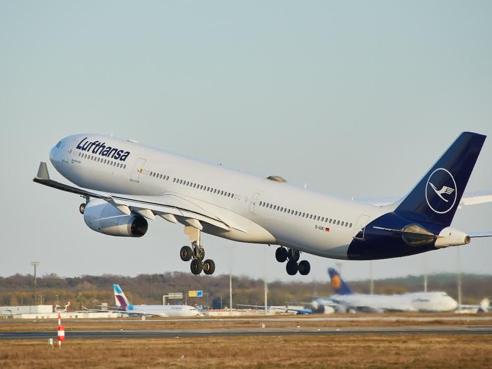 Erste Passagiermaschine voller Luftfracht in Frankfurt gelandet Erste Passagiermaschine voller Luftfracht in Frankfurt gelandet