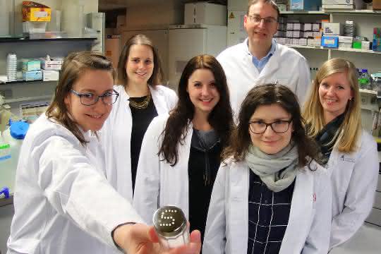 Dr. Katarzyna Jobin, Natascha Ellen Stumpf, Melanie Eichler, Prof. Dr. Christian Kurts, Olena Babyak und Mirjam Meissner im Labor