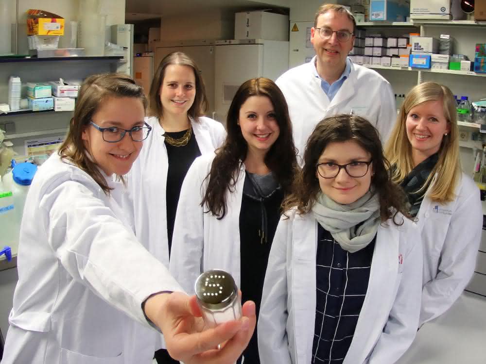 Dr. Katarzyna Jobin, Natascha Ellen Stumpf, Melanie Eichler, Prof. Dr. Christian Kurts, Olena Babyak und Mirjam Meissner im Labor