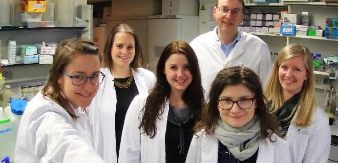 Dr. Katarzyna Jobin, Natascha Ellen Stumpf, Melanie Eichler, Prof. Dr. Christian Kurts, Olena Babyak und Mirjam Meissner im Labor