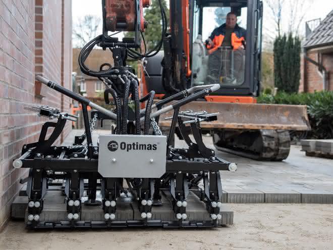 Neuer Pflastergreifer von Optimas: Direkt an der Wand verlegen