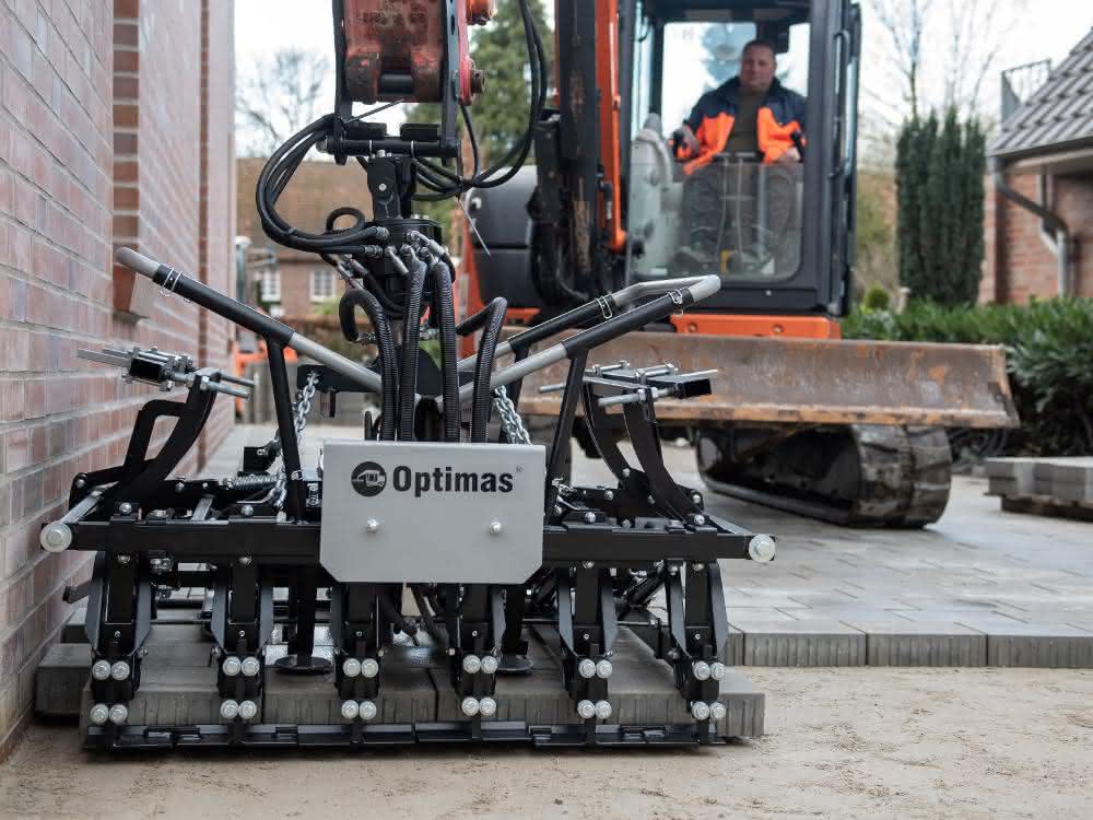 Neuer Pflastergreifer von Optimas: Direkt an der Wand verlegen