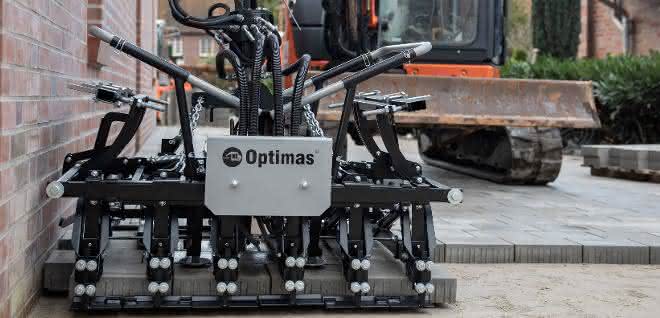 Neuer Pflastergreifer von Optimas: Direkt an der Wand verlegen