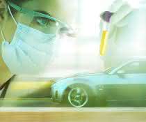 Sensorlösungen in der Chromatographie: Autonome Wissenschaft Frau bei Laborarbeit und Auto (Collage-Bild)