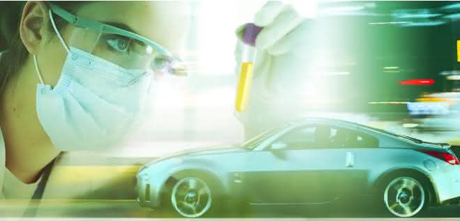 Sensorlösungen in der Chromatographie: Autonome Wissenschaft Frau bei Laborarbeit und Auto (Collage-Bild)