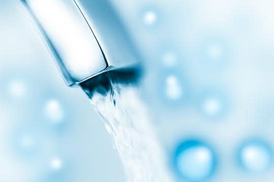 Wasserstrahl aus dem Wasserhahn