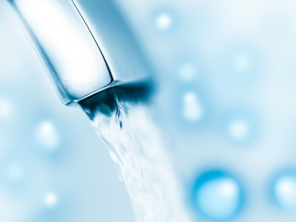 Wasserstrahl aus dem Wasserhahn