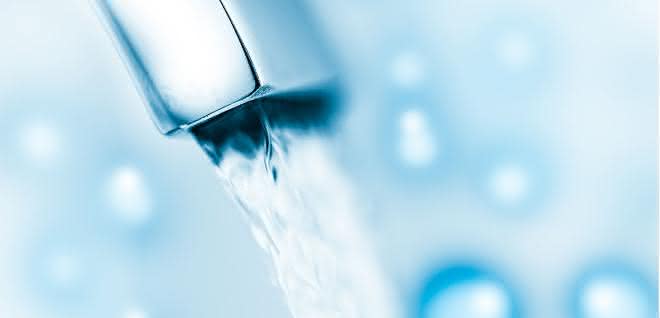 Ramandirektanalytik zur Trinkwasserkontrolle: Mikroplastik als Spurenstoff Wasserstrahl aus dem Wasserhahn