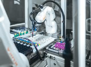 Kuka robot sorts blood samples