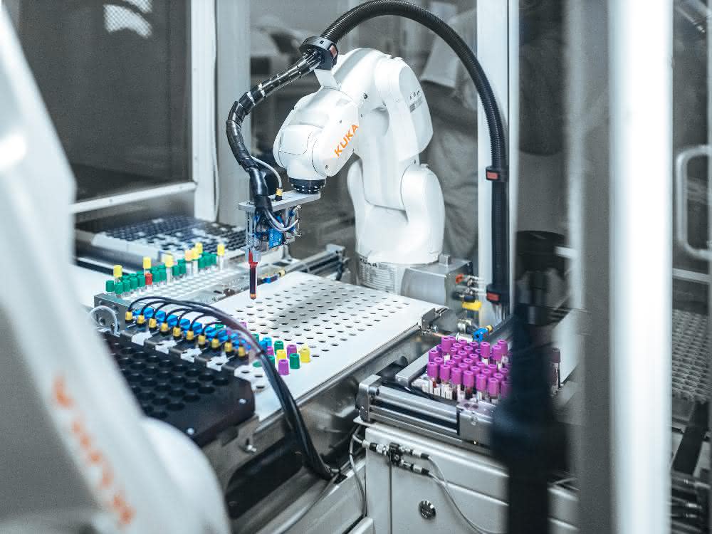Kuka robot sorts blood samples