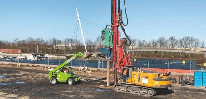 Baumaschinen-Miete: Teleskoplader aus dem HKL Mietpark unterstützt Tiefbauunternehmen