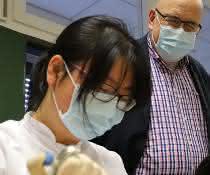 Dr. Linlin Zhang, Prof. Dr. Rolf Hilgenfeld und Xinyuanyuan Sun im Labor.