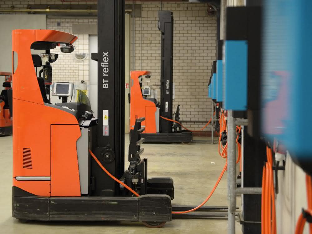 Aus materialfluss 4/2020: Stapler-Batteriesystem: Auftanken in der Mittagspause