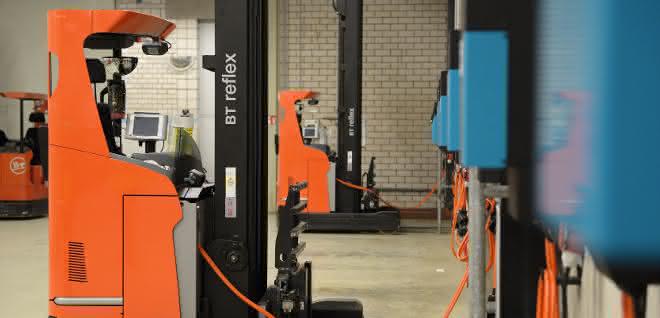 From materialfluss 4/2020: Forklift battery system: refueling during the lunch break