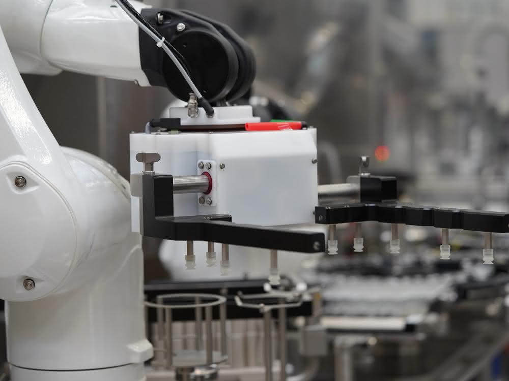 Nest and tub handling: Secure grip in the cleanroom