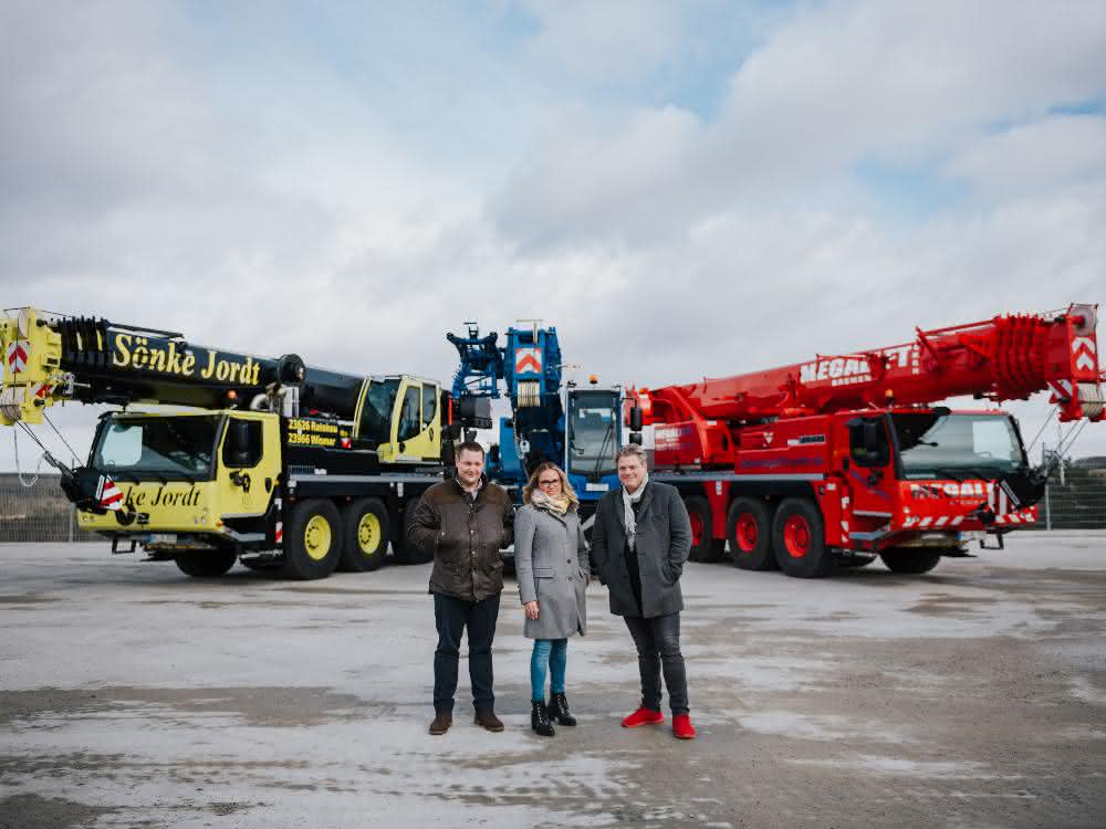 Team play: Three crane companies take over new mobile cranes from Liebherr