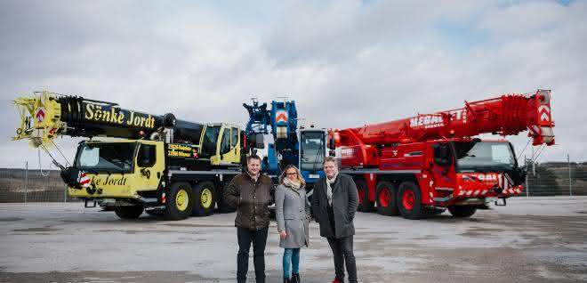 Team play: Three crane companies take over new mobile cranes from Liebherr