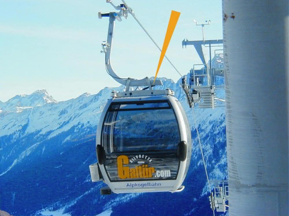 Einfahrt der Seilbahnkabine in Skistation
