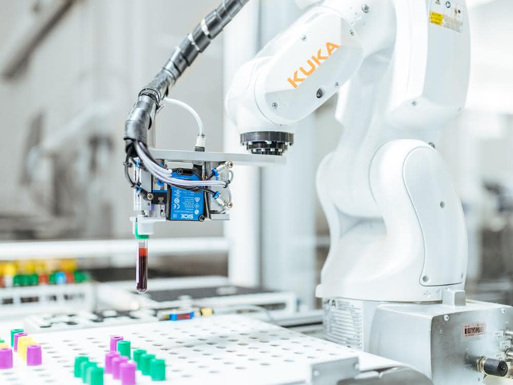 VDMA_Blutproben_Handling_Kuka Covid-19: Robotik-Industrie hilft, die Coronakrise zu überstehen