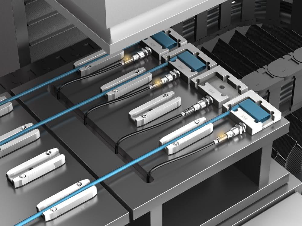 With IO-Link: Proximity sensors detect different components