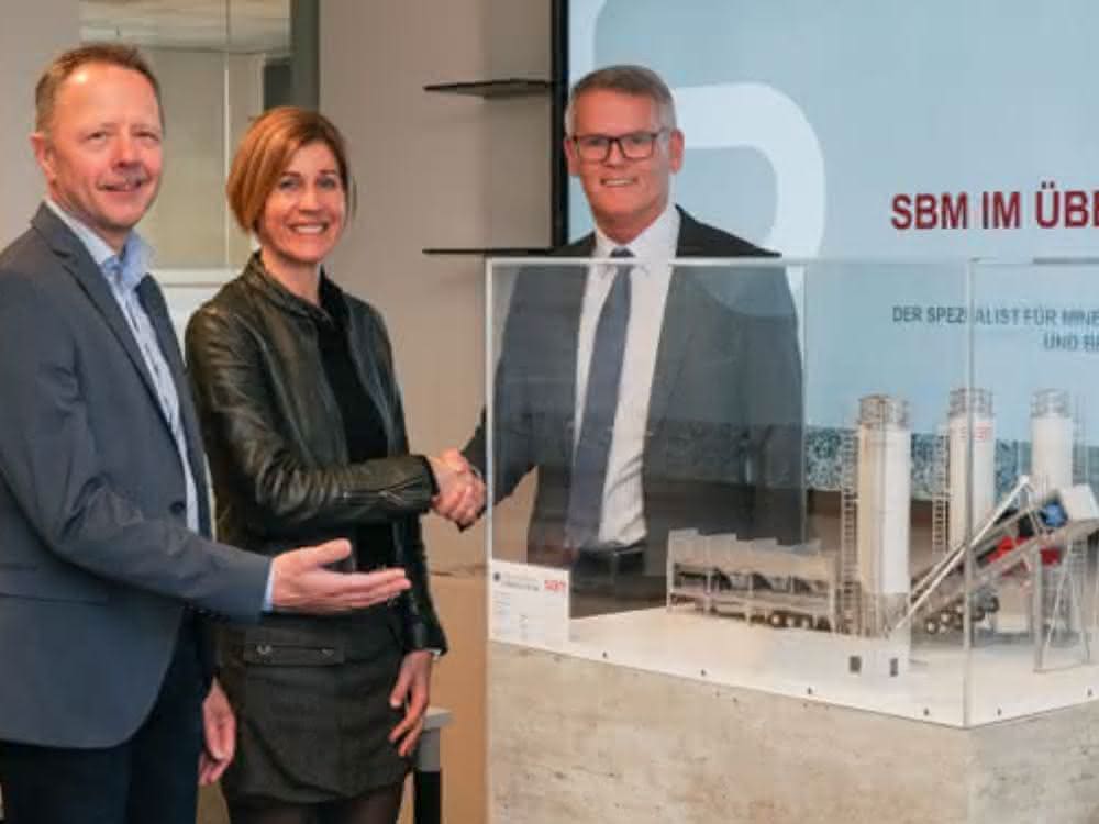 SBM Mineral Processing spendet Lehr-Modell an Berufsschule