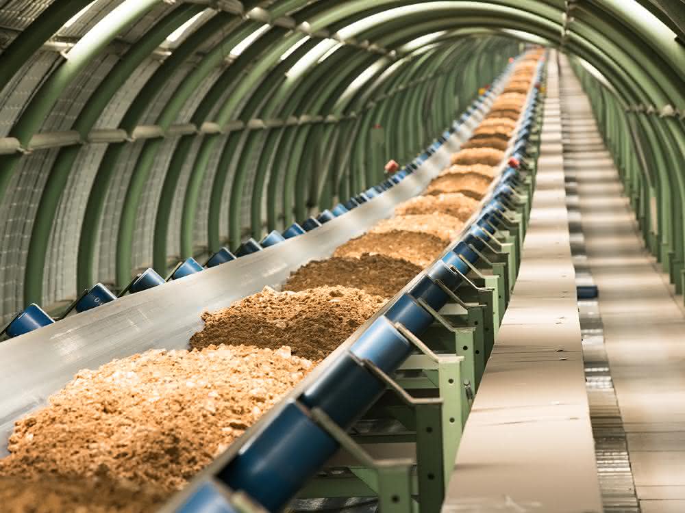 Beumer_Bandstrecke-Bruecke Raw material transfer: Belt conveyors instead of trucks - an economical alternative?