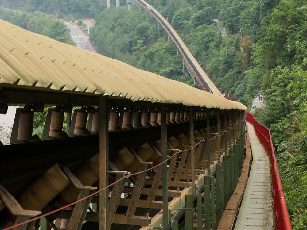 Raw material transfer: Belt conveyors instead of trucks - an economical alternative?