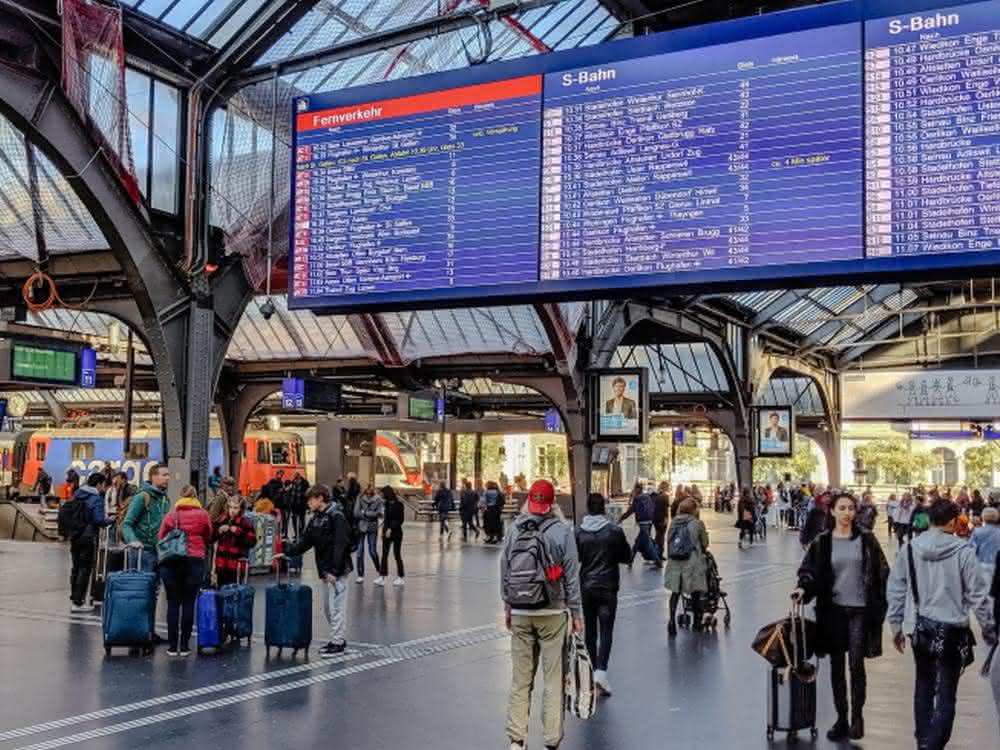 Bahnhof mit vielen Menschen