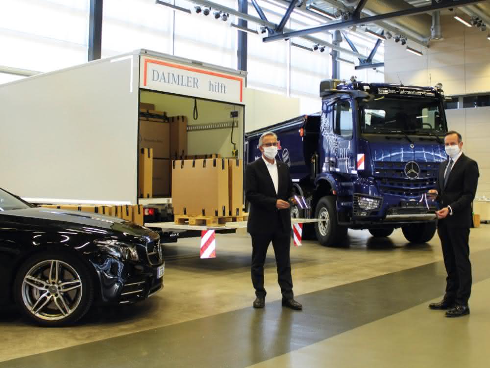 Daimler übergibt Gesichtsschilde für medizinisches Personal Daimler übergibt Gesichtsschilde für medizinisches Personal