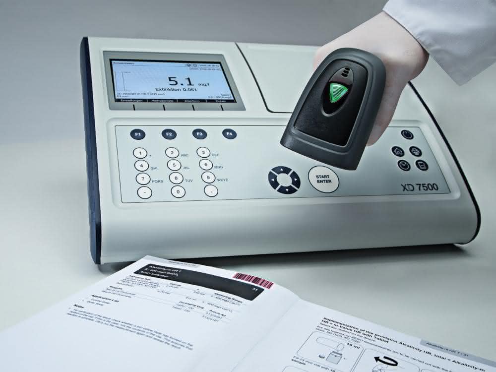 Bild zeigt Spektralphotometer 7500 und Barcodescanner