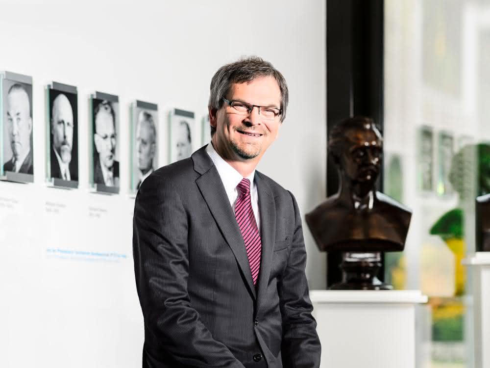 Hon.-Prof. Dr. Roman Schwartz.