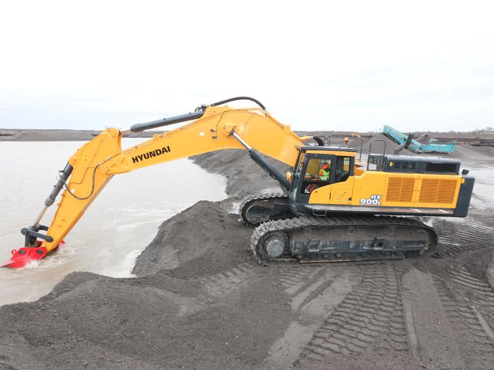 Hyundai-Großbagger gewinnt Kies in Irland