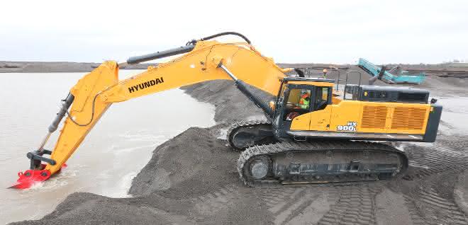 Hyundai-Großbagger gewinnt Kies in Irland