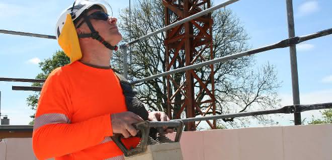 BG Bau mahnt: UV-Schutz am Bau berücksichtigen