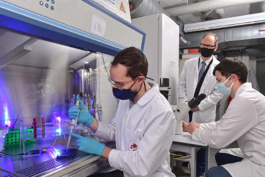 Florian Küllmer, Prof. Dr. Hans-Dieter Arndt und Veselin Nasufovic im Labor der Universität Jena