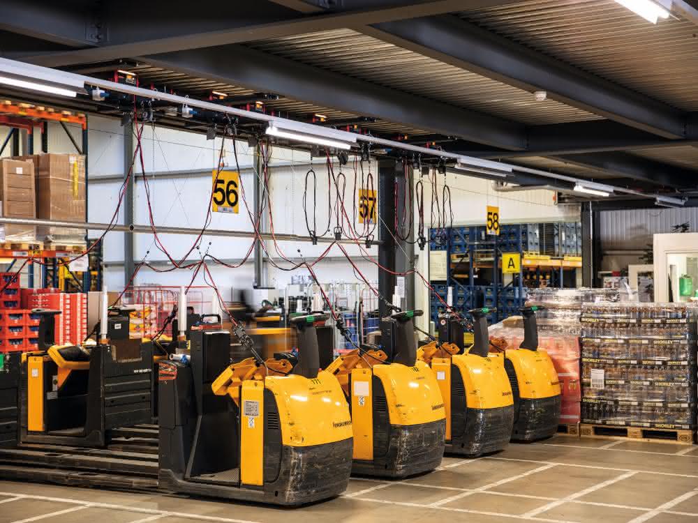 Aus materialfluss 5/2020: Batterieladetechnik platzsparend über Kopf montiert